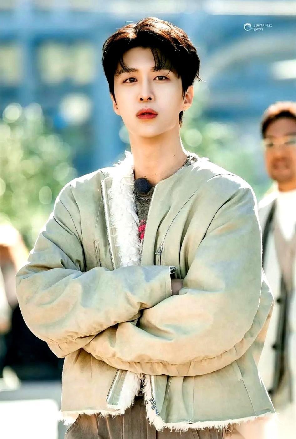 聊聊范丞丞，他刚出来那会儿，脑门上就差刻上四个大字：姐的弟弟。
所有人递过来的话