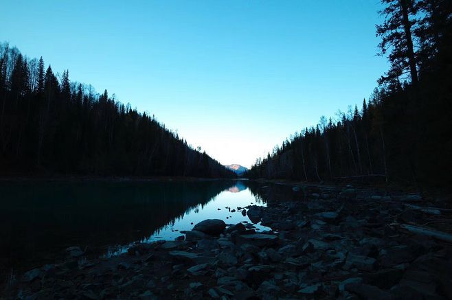 生命也许就是这样，多一分经验便少一分幻想，以实际的愉快平衡实际的痛苦。 —— 老