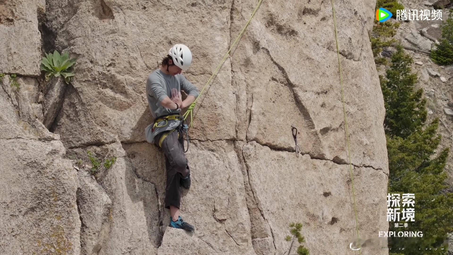 王一博在岩壁上金鸡独立 王一博攀岩也太拼了，首日卡在难点多次失败，休整后第二天直