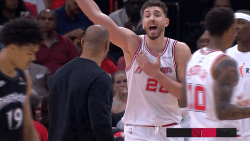 火箭主教练训斥申京：能不能用点脑子？！
乌度卡对申京的防守极为不满。
火箭同森林