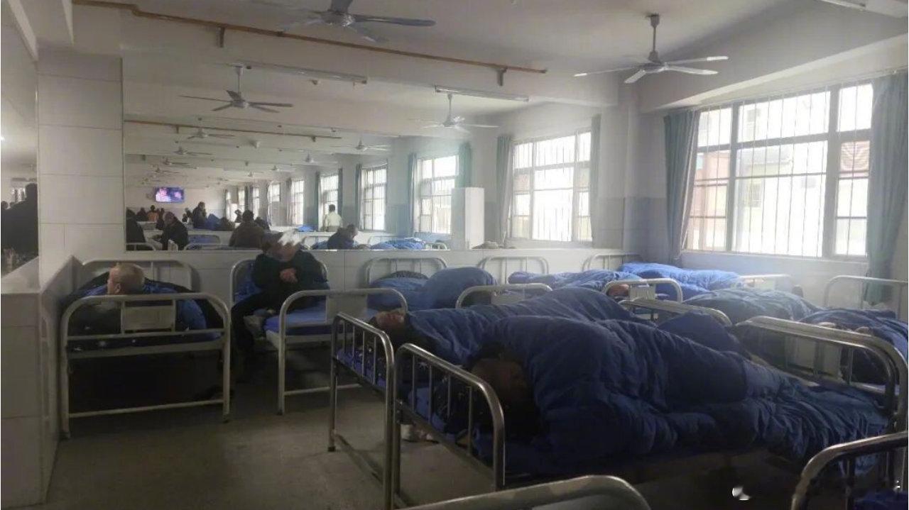 记者卧底精神病医院许多病人无异常襄阳多家精神病医院以免费招揽病人，记者卧底发现大