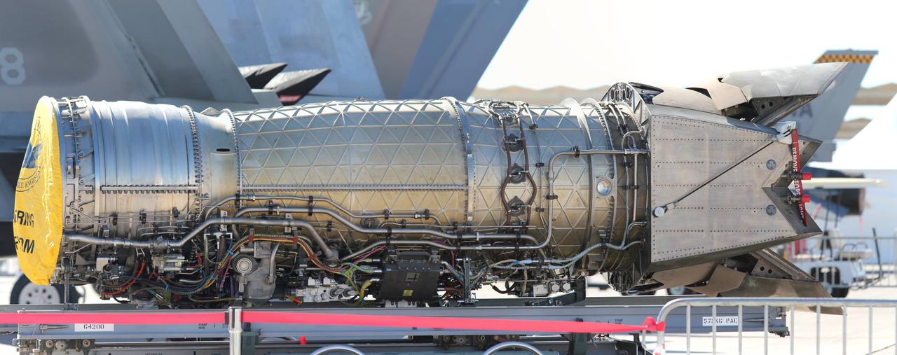 F-22的双 F119-PW-100 发动机。产生超过 70,000磅的综合推力