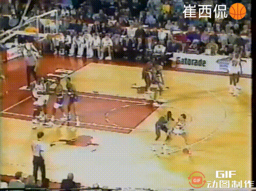 乔丹溜底线暴扣！
碾压式的过人，单臂劈扣，乔丹让掘金的三名防守球员无可奈何，只得