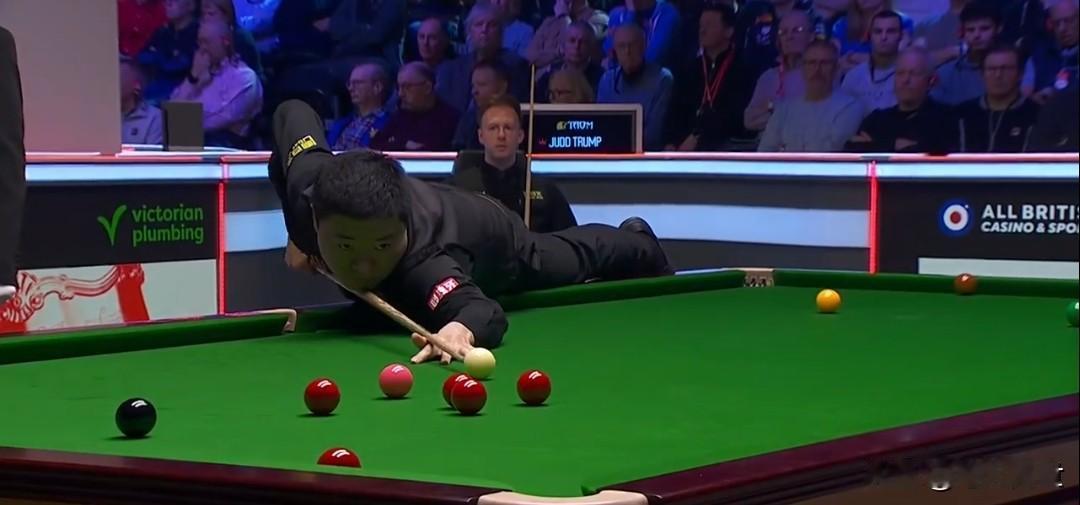 巅峰之战！鹿死谁手留待下半场见分晓。
2025斯诺克英锦赛，特鲁姆普vs丁俊晖的