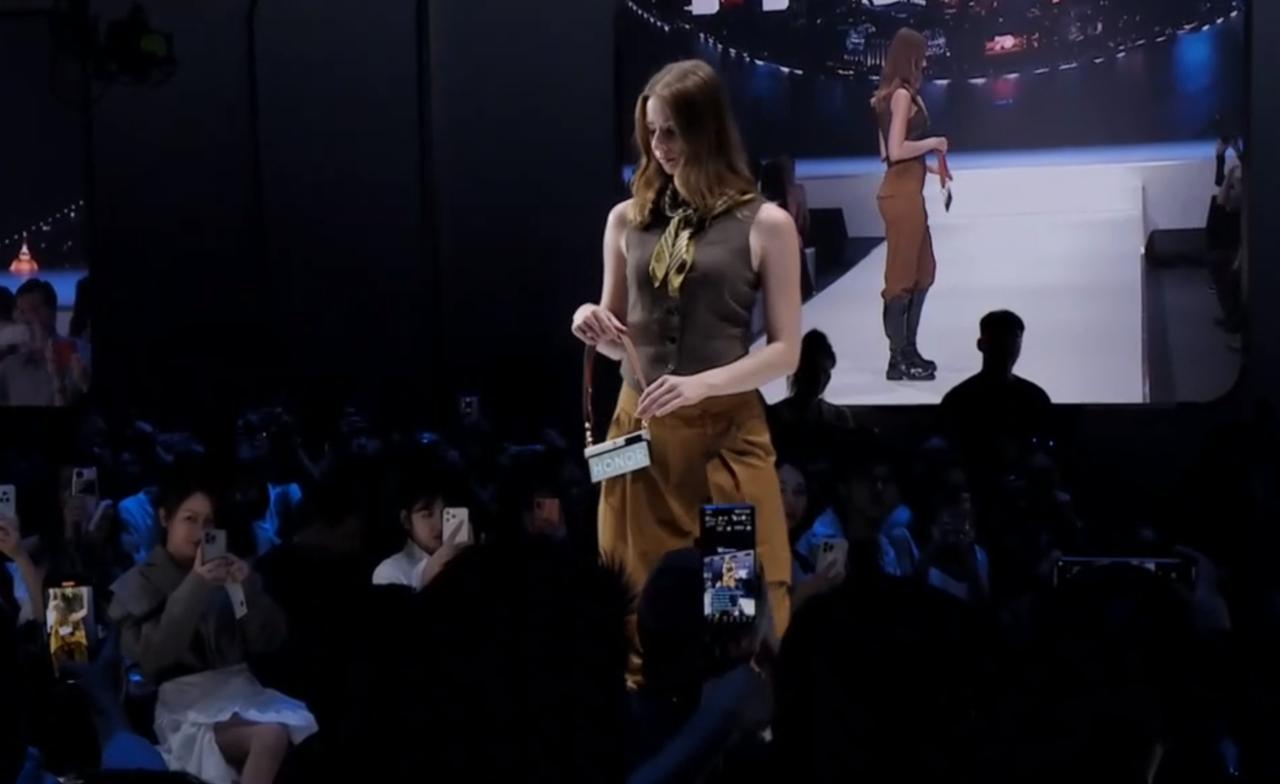 时尚大秀终于开始秀起来了，#荣耀VPurse# 这就完全不是手机设计可以概括的了