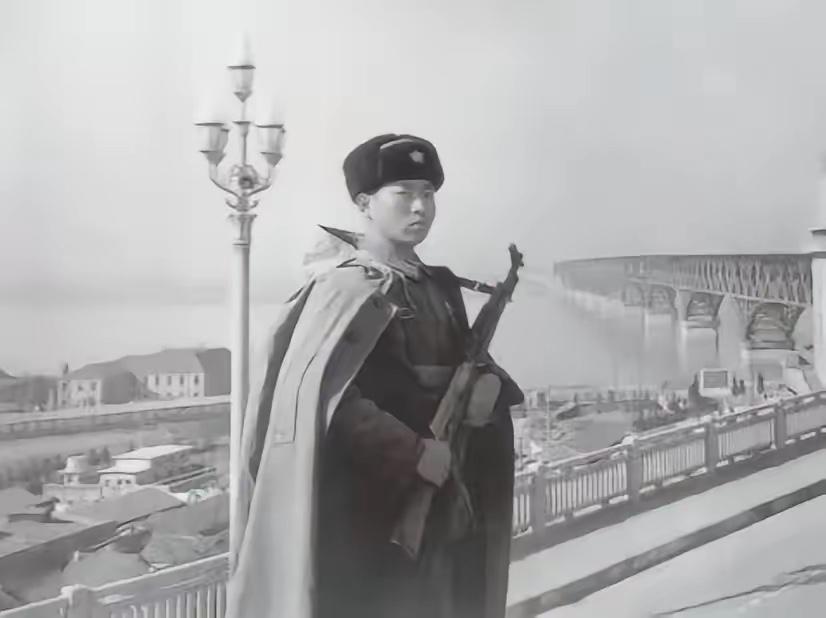 1971年，许世友在南京长江大桥视察时，看到守桥士兵冒着大雪露天站岗，当即提出修