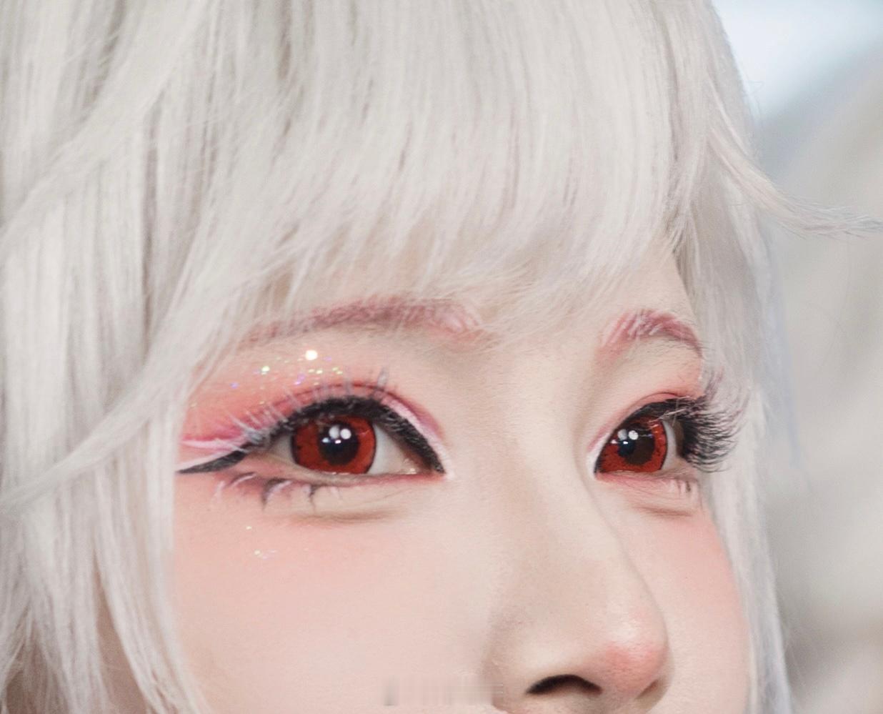 今天自己画的妆妆，细节满满，开心，今天突然感觉眼压很高美瞳很痛，说两句话完了就开