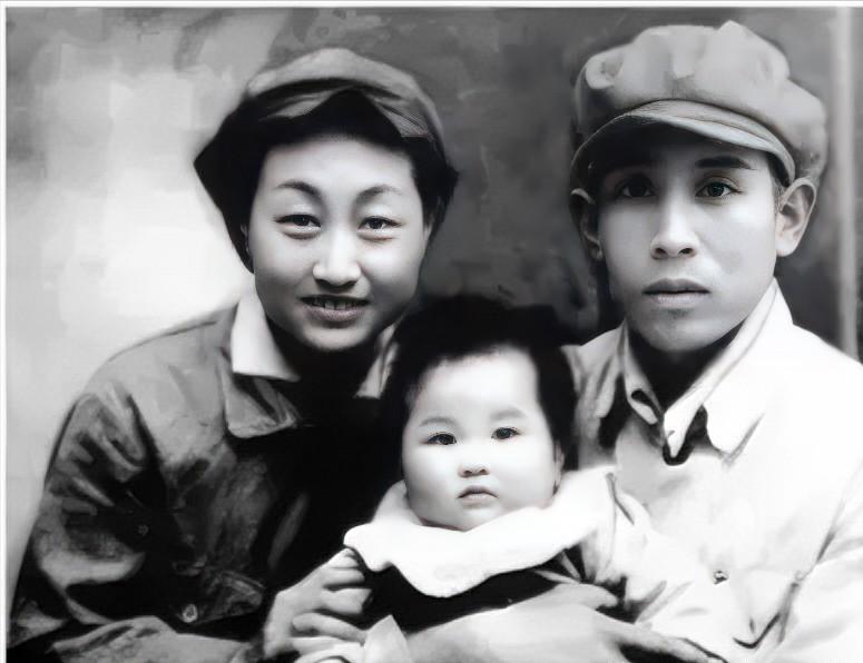 1938年，两名卧底夫妻假戏真做结为真夫妻，妻子牺牲后丈夫一生未娶，7年后原本牺