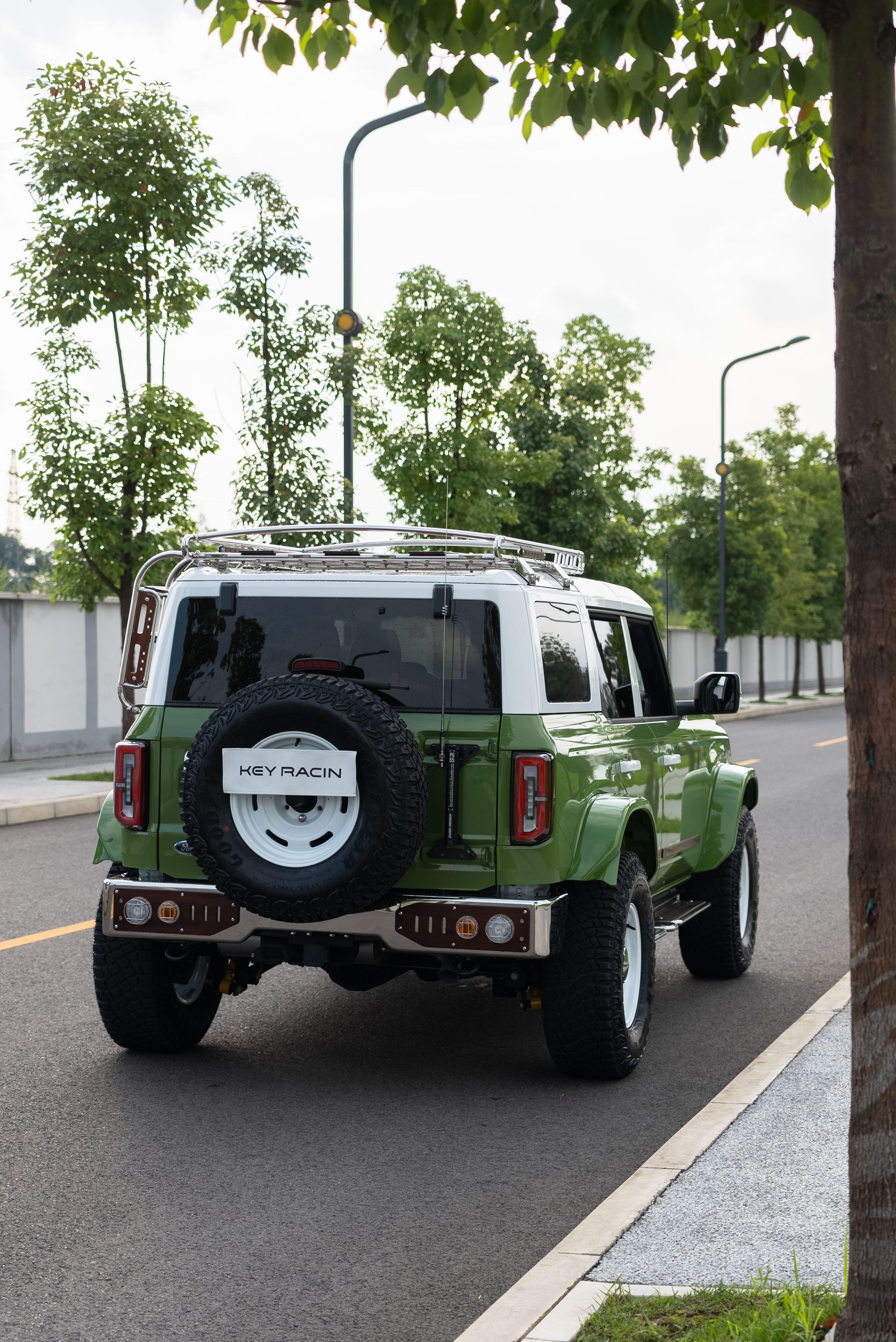 这哪儿是烈马，明明是靓仔车，怎么能改成这么好看的？[苦涩] ​​​