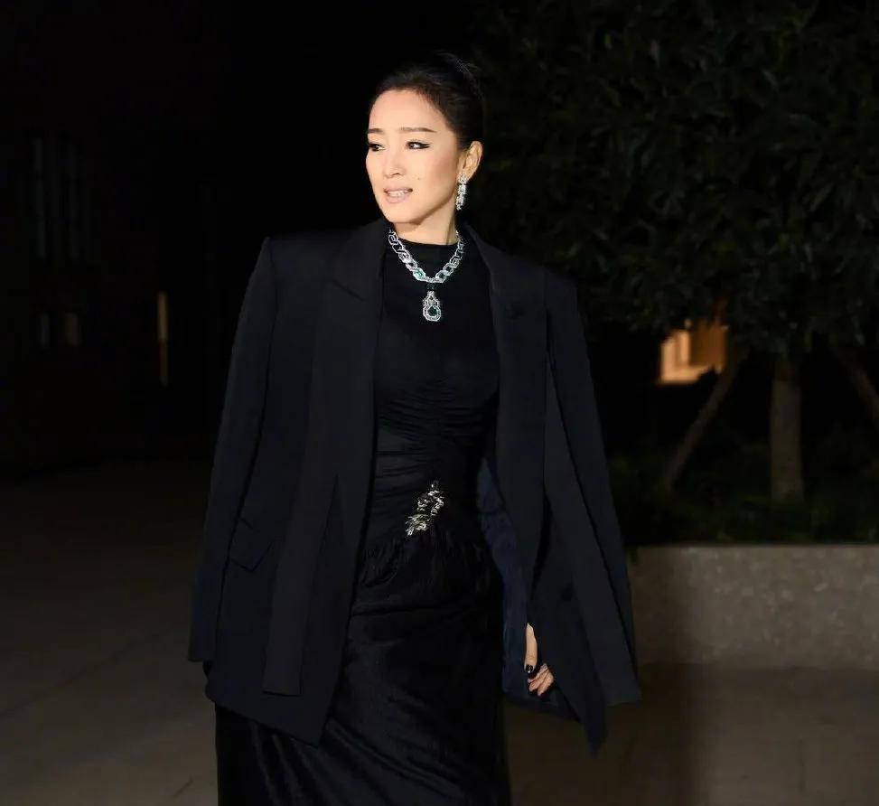 参加卡地亚活动的中国明星，巩俐，谭元元，张婧仪，张婧仪作为新晋小花，在巩俐和谭元
