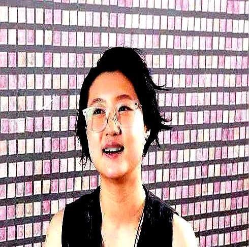 4000万到账那天，她删光旧帖
 
成龙71岁，把4000万港元一次打给她，条款