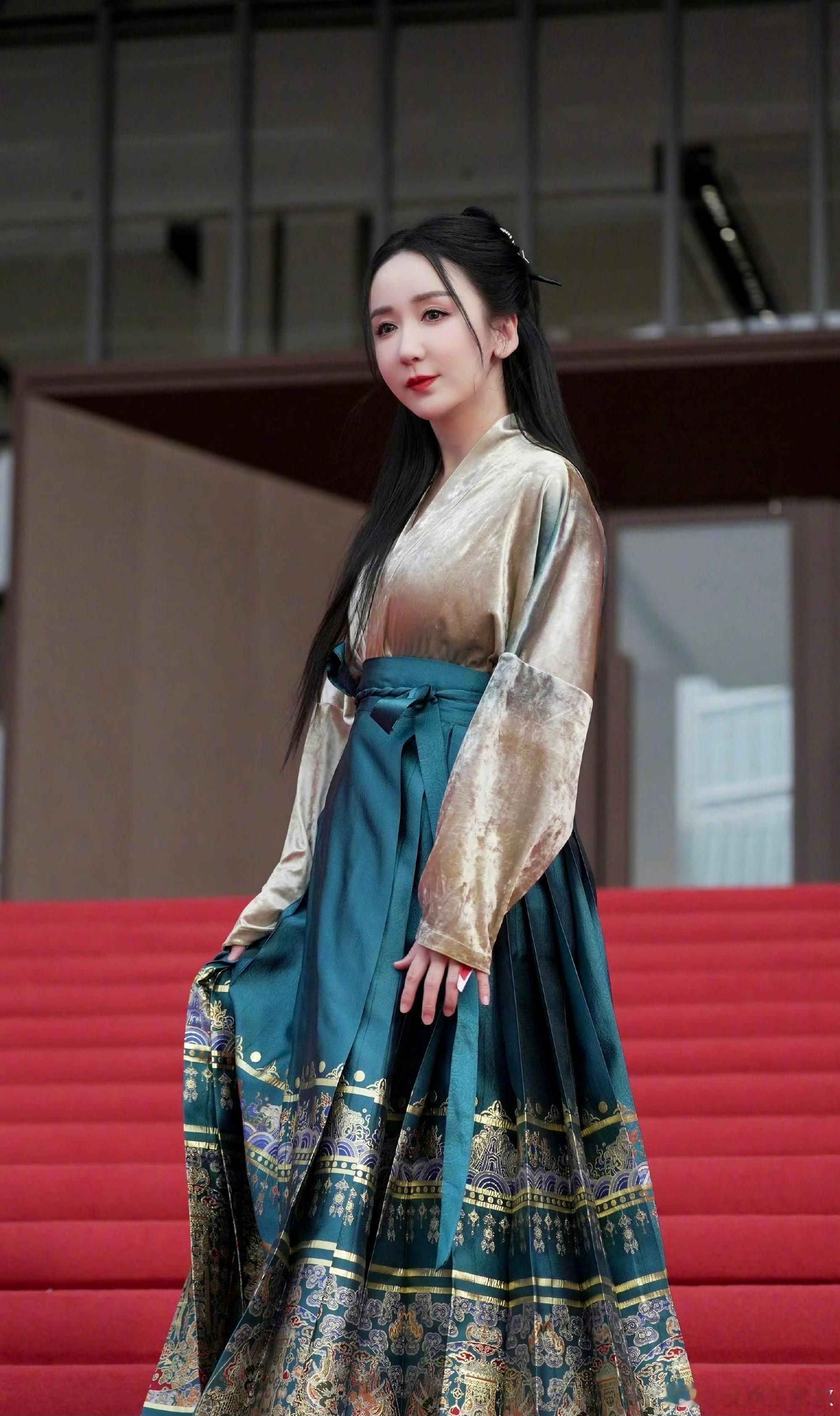 娄艺潇穿马面裙跳英歌舞娄艺潇身着马面裙解锁非遗新体验，英歌舞的磅礴气势直击人心，