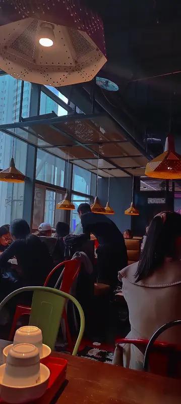 去相亲带很多人吃饭合不合适，得具体情况具体分析。要是只带一两个闺蜜，帮忙把把关、