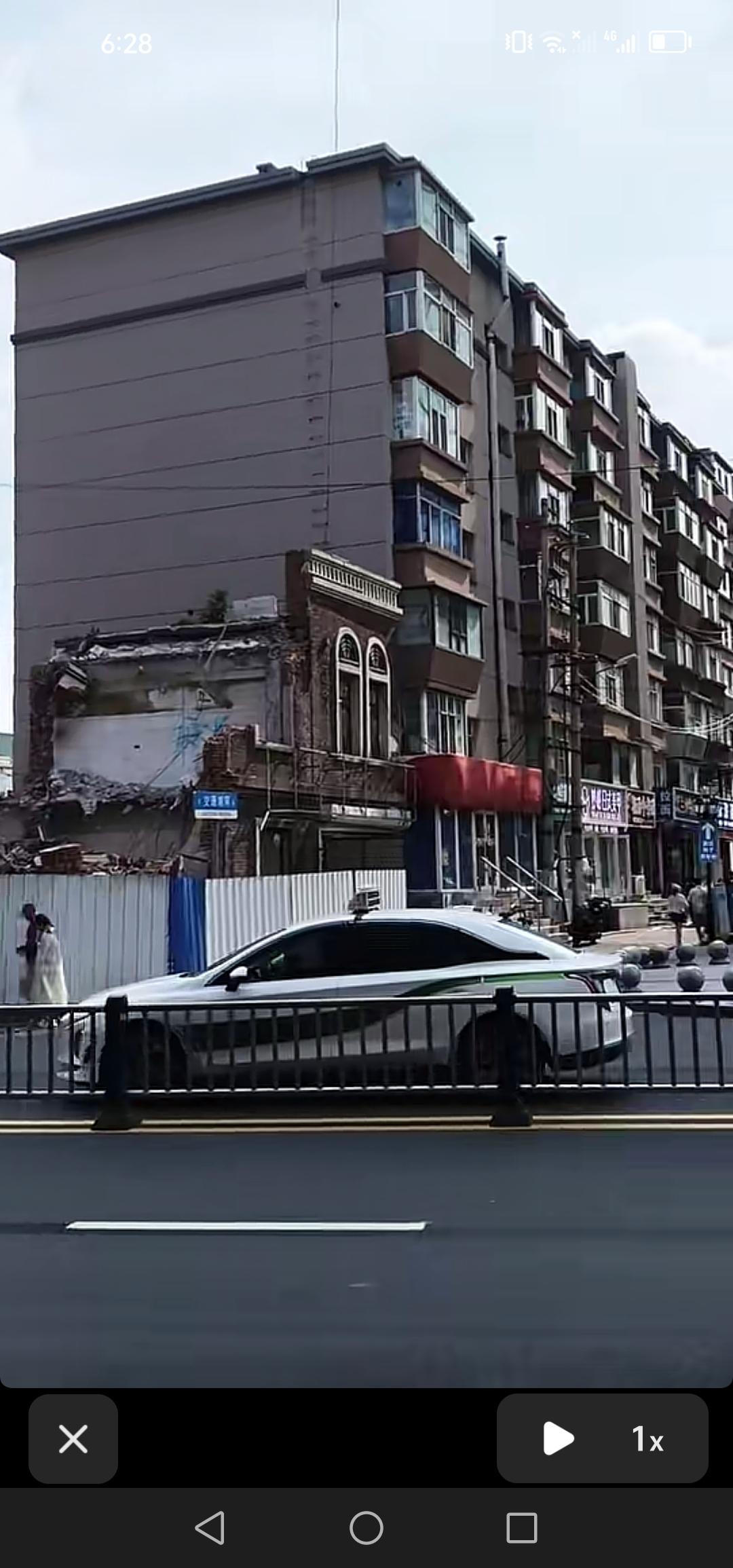 长春市长春大街与大经路交汇处西北角的老房子拆除工作已然启动，城市里的老建筑正日益