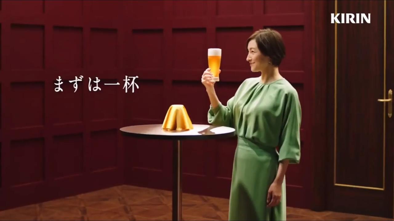 广末凉子出轨的后续来了！媒体口诛笔伐，网友穷追猛打，品牌火速解约。

昨天，日本