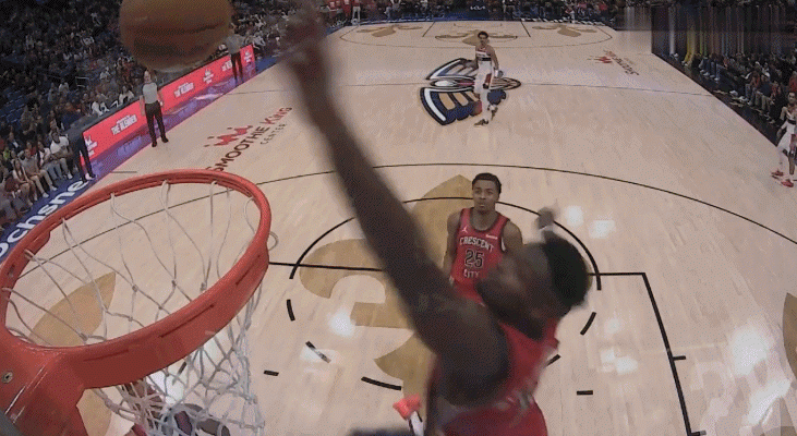 NBA争议镜头:锡安这个盖帽被吹了干扰球，挑战还失败了。
  这个盖帽，咱就不管