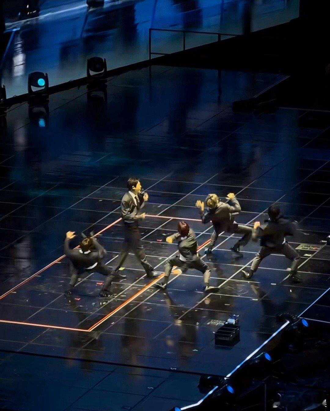 到底是谁在说exo老了跳不动了，这不跳的挺好的嘛，各种高难度动作轻松拿捏 