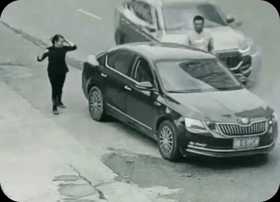 从视频看，黑车司机和冲撞他的小车司机都有“问题”，冲撞他的白车司机负主要责任。