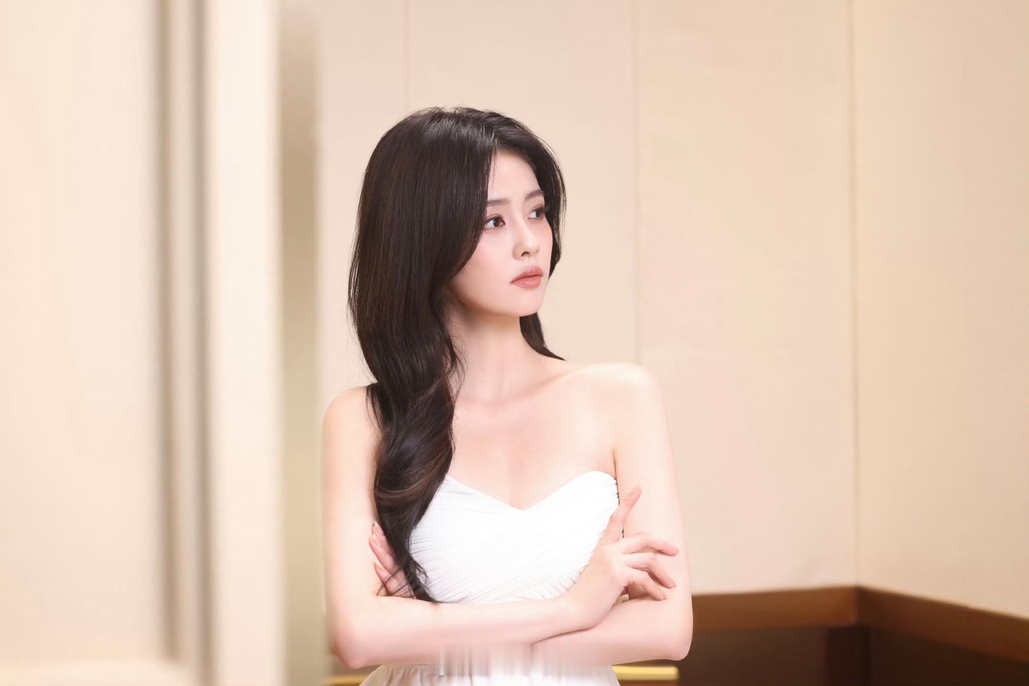 白鹿费加罗五月封高定白鹿三登费加罗封面五月刊的排面来了！白鹿三登《费加罗》高定封