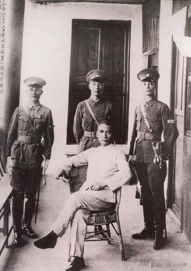 1，何应钦，总教官

2. 王柏龄 - 教授部主任

3. 邓演达 - 教练部副