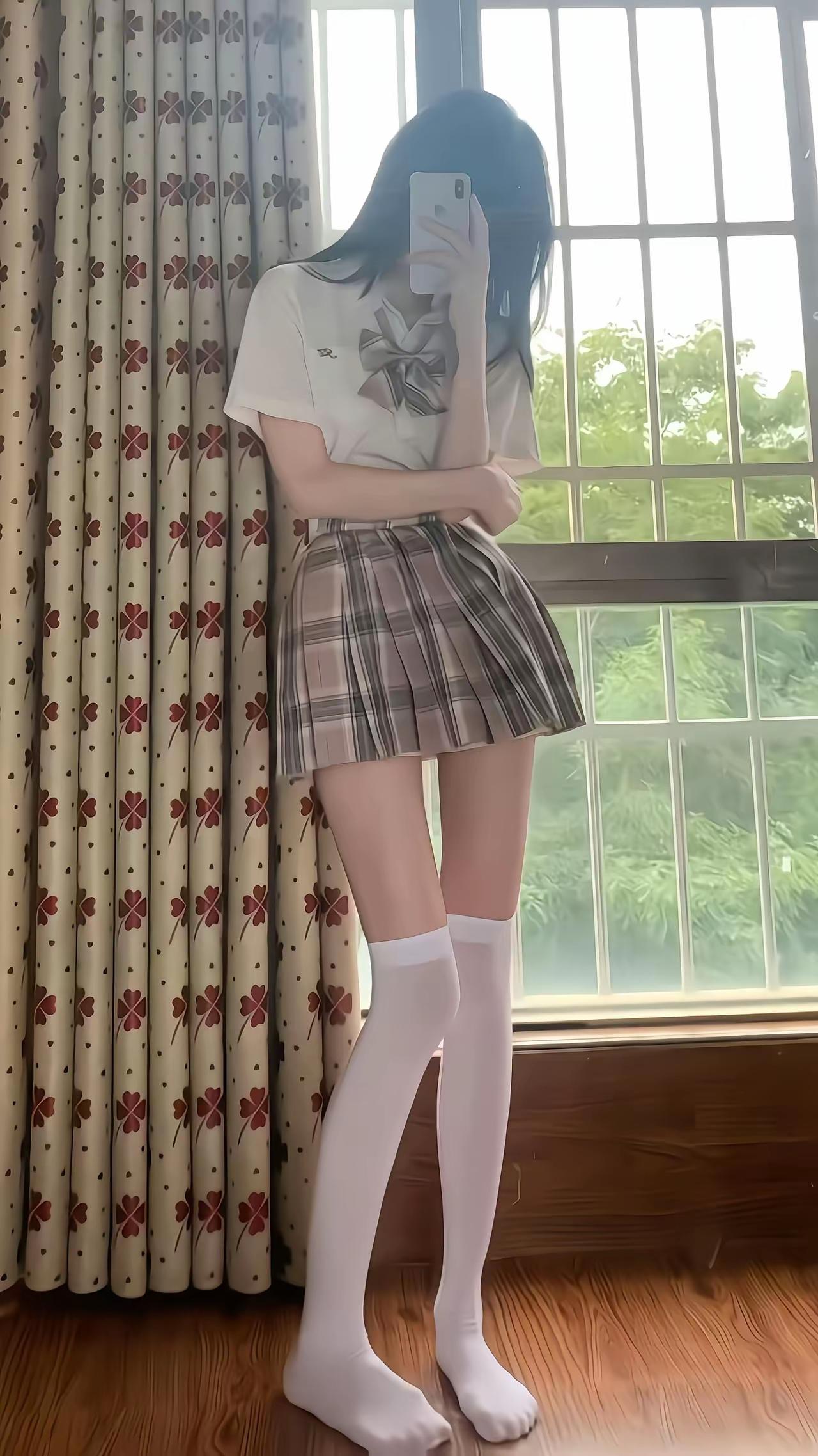 少女心爆棚的日系穿搭，白色T恤+格子短裙，搭配白色长筒袜，元气满满！🌸👗👠