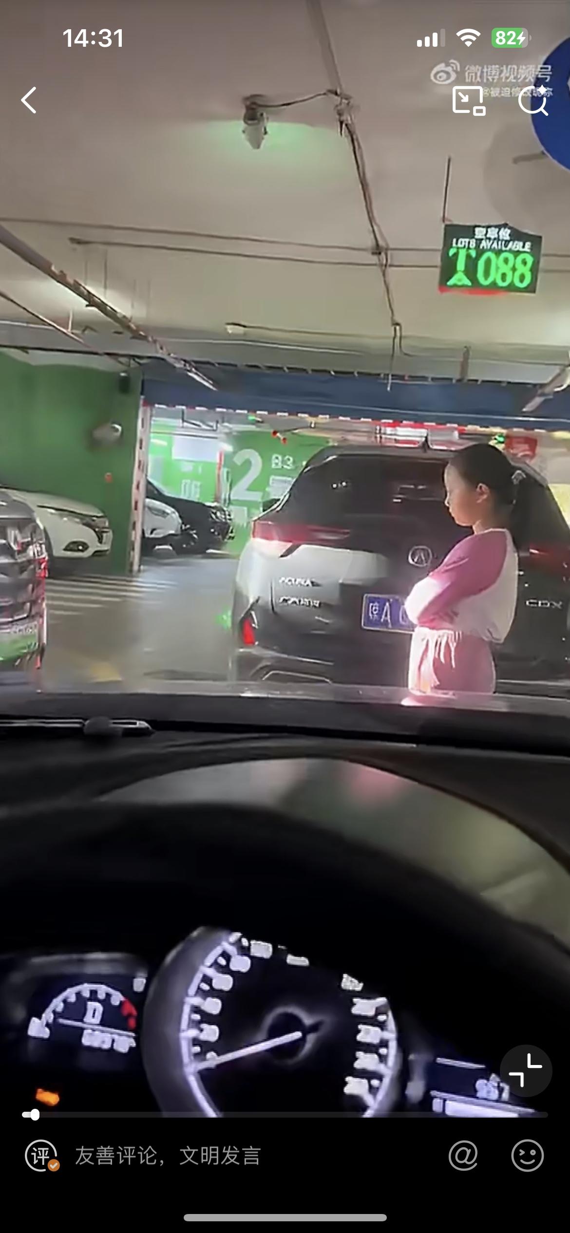 海口一停车场的丑陋一幕，小女孩用肉身堵住前车，就为让自家的车辆先出。小小年纪做出