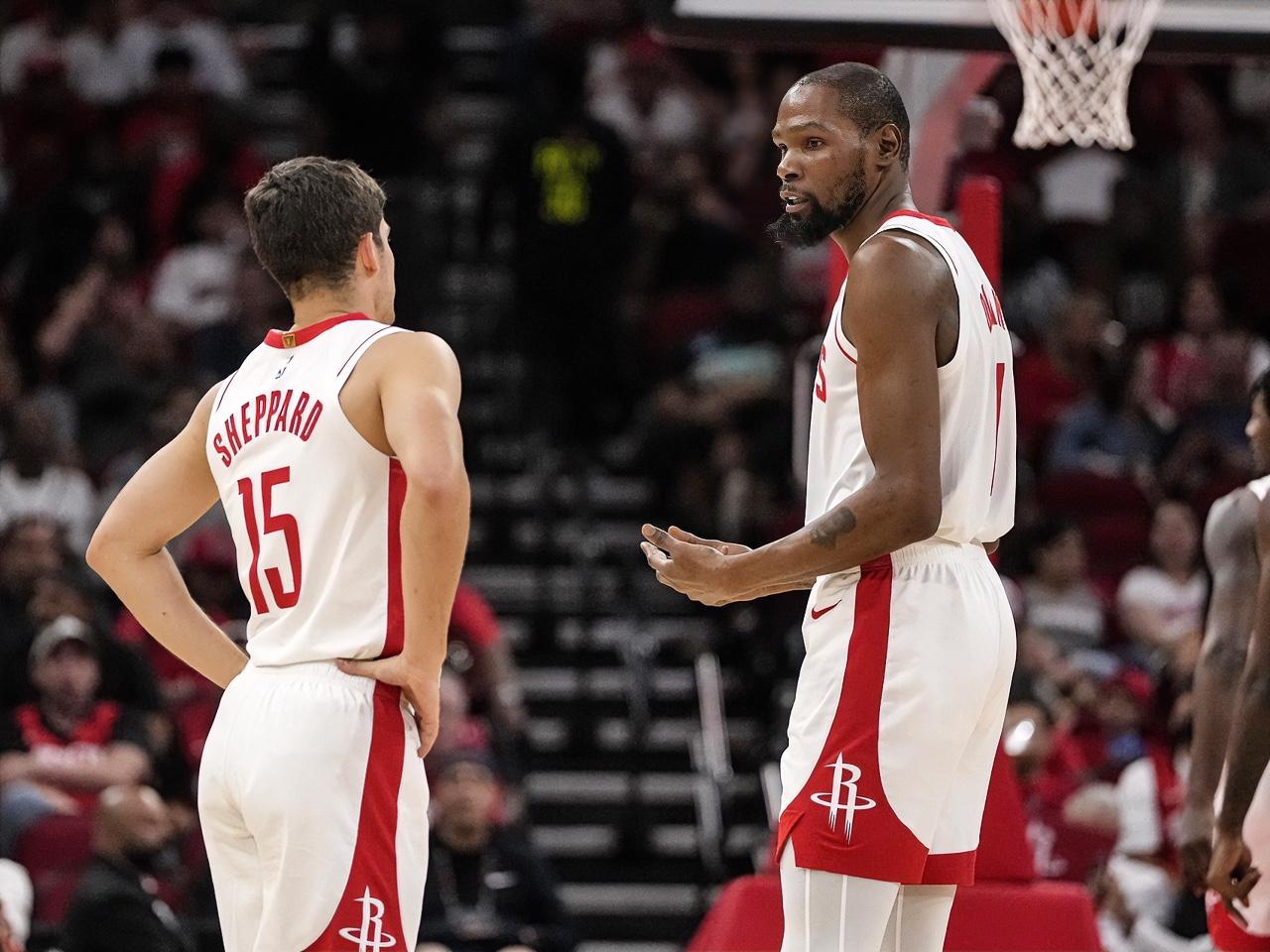 偏心实锤！杜兰特只疼谢波德一人。

主场对阵雄鹿，第四节3分47秒，火箭110-