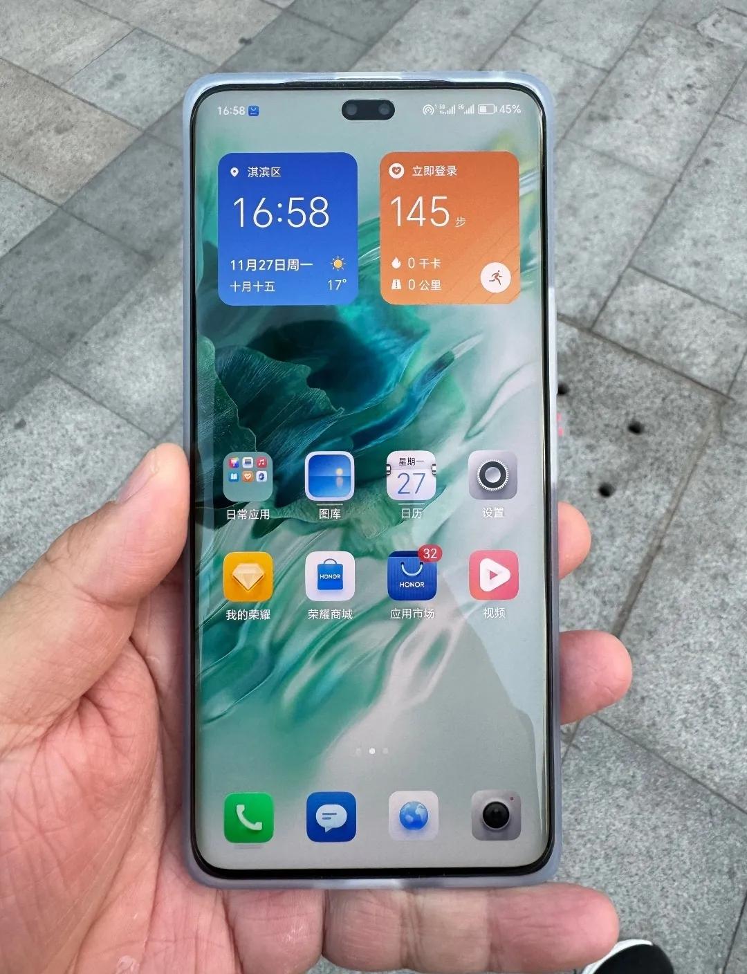 有时候买手机，还是得去实体店亲自瞅瞅，就比如荣耀100Pro，很多人看图片视频都