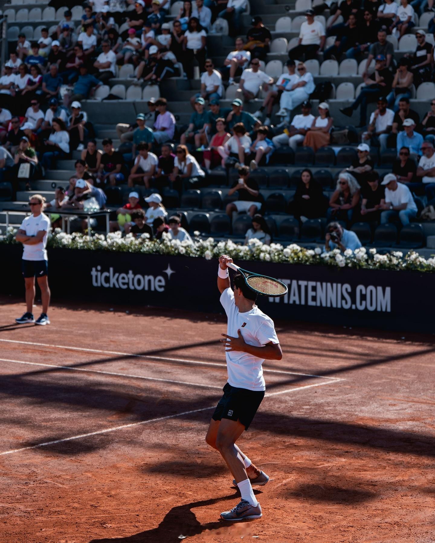 才发现西纳拍了Dior，不清楚是以偏模特身份还是运动员身份拍的🤔要真是品牌提前