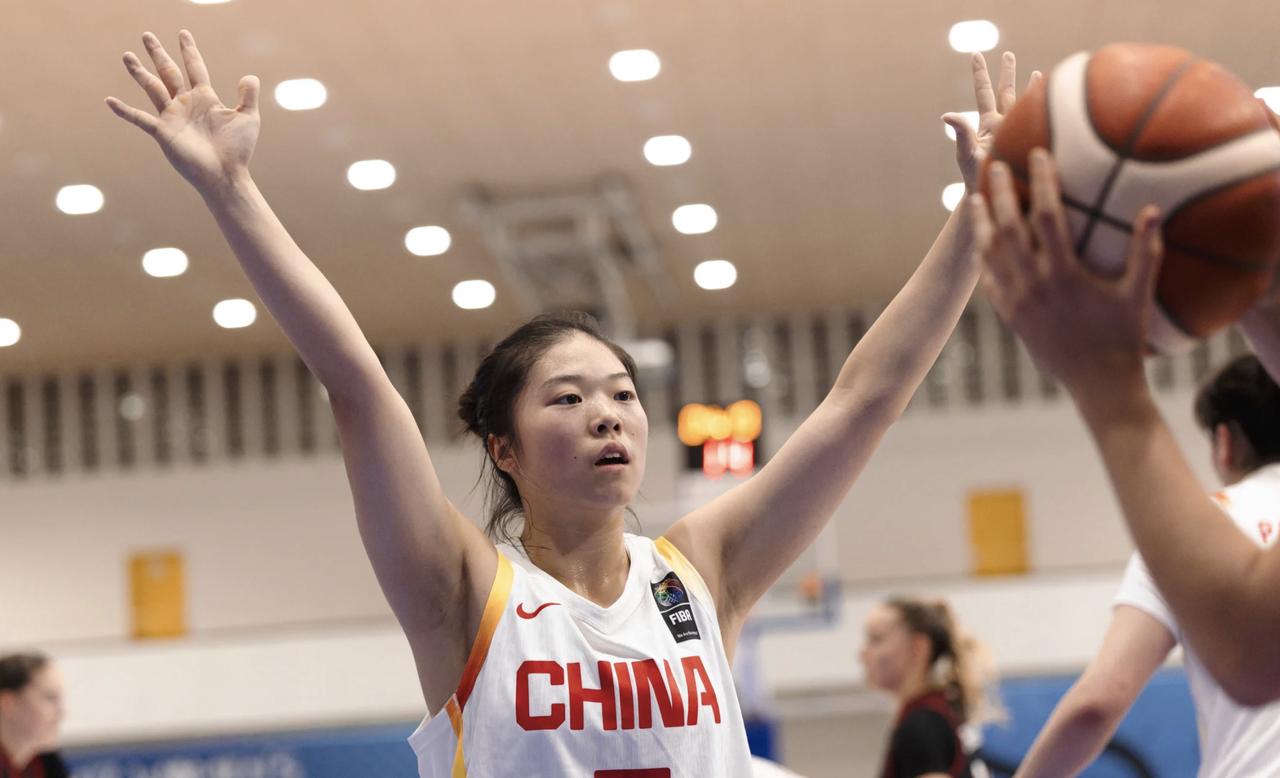 除了两名锋线，U17中国女篮真的很难找出合格的球员。

最让人无语的是后卫线，首