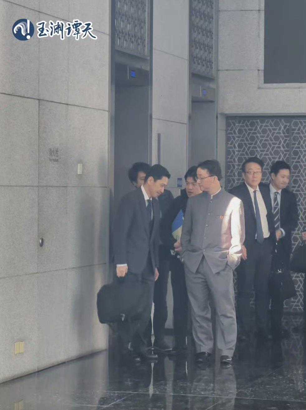 日本外务省官员离开中国外交部这张图好啊