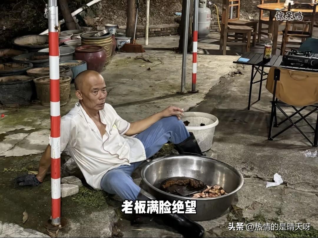 全网爆火的莫氏鸡煲都刷到了吧？就是那个老板赚钱赚到虚脱的莫氏鸡煲。网红探店，却被