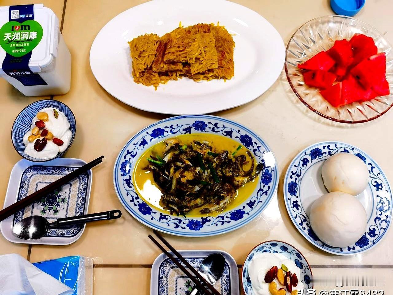 病区走廊坐下没一会儿，小丫头拽衣角示意让让，起身那刻她立刻招呼奶奶坐下，又把旁边