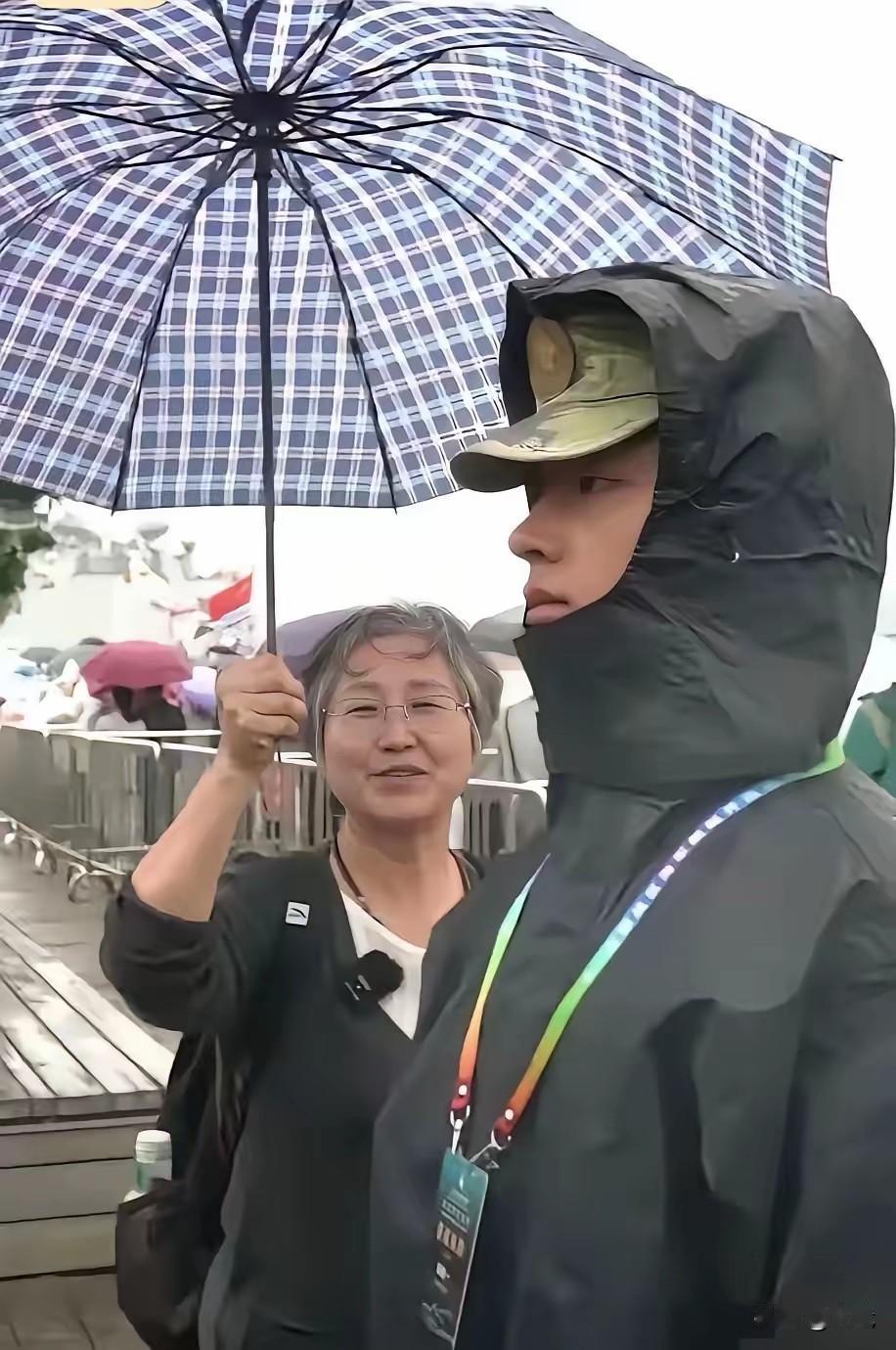 十个小时的绿皮火车，从河南到青岛，一位母亲带着满心的牵挂，只为了远远看一眼在海边