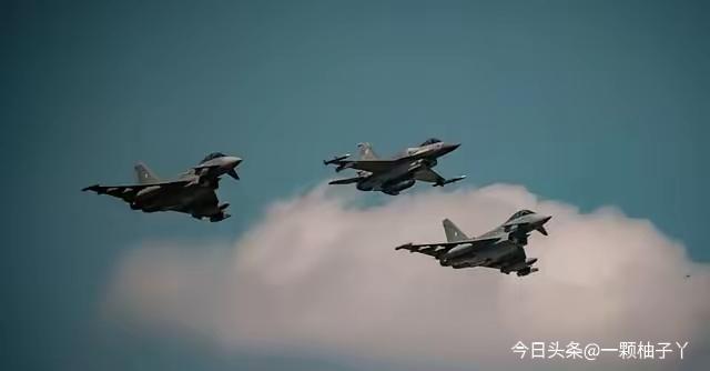 俄军对乌克兰发动了一轮远程打击，因为打击区域靠近波兰边境，波兰瞬间进入紧张状态，