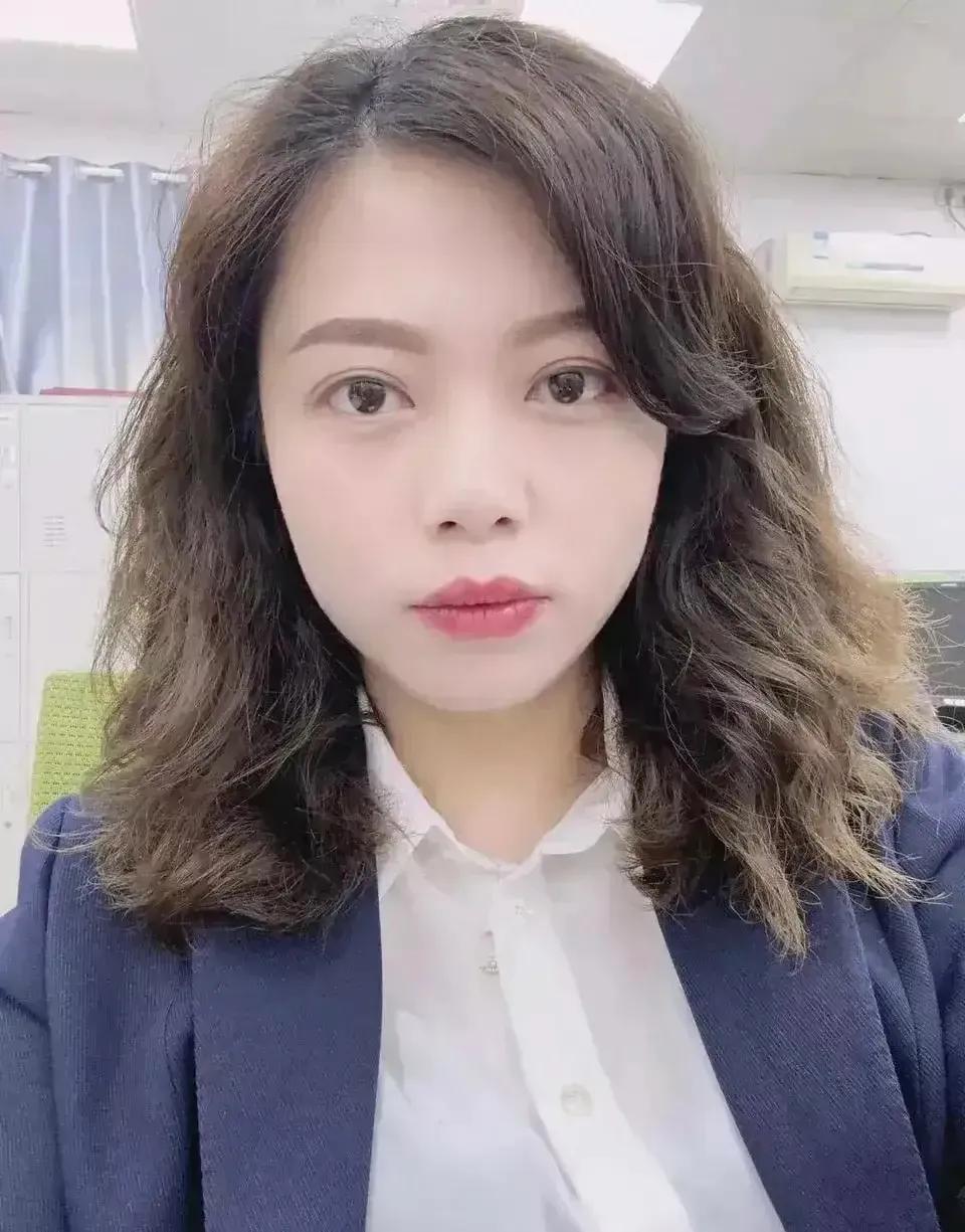 “横着亲”火遍全网，梁局长的“横空出世”不是偶然。

柳州市柳南区梁局长的出轨对