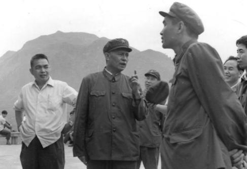 1979年春，昆明军区副司令张铚秀少将的二儿子赶来，顺道看望了老父亲。张副司令二