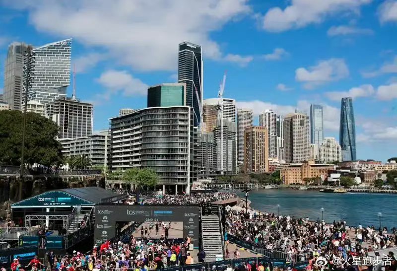 悉尼马拉松vlog路过海港大桥，晨雾还没散，跑在桥上看悉尼港，这风景让疲惫都少了