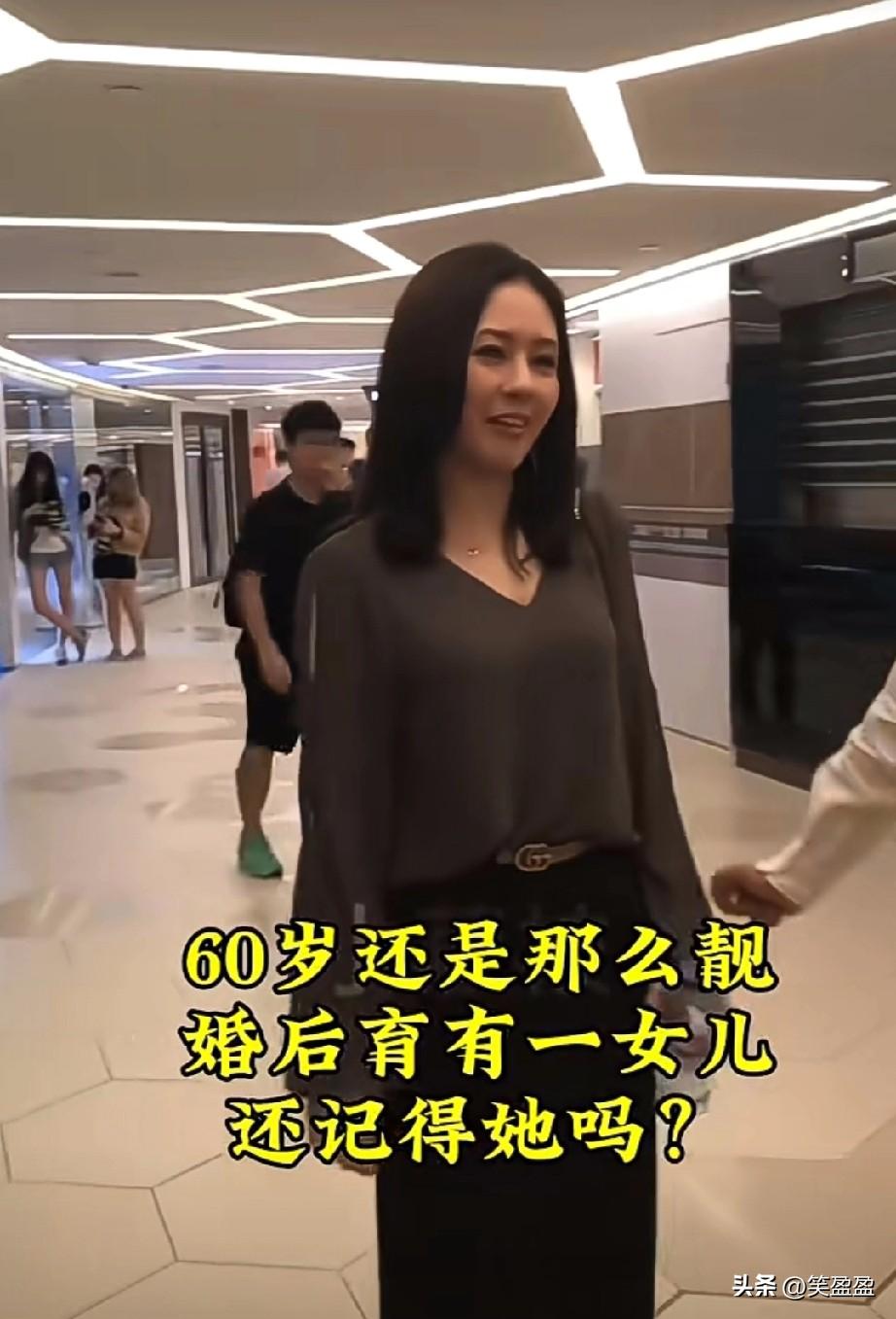 她曾誉为：
人间水蜜桃，全港男生的梦中情人，可惜感情路上历经波折，经历过一段不合