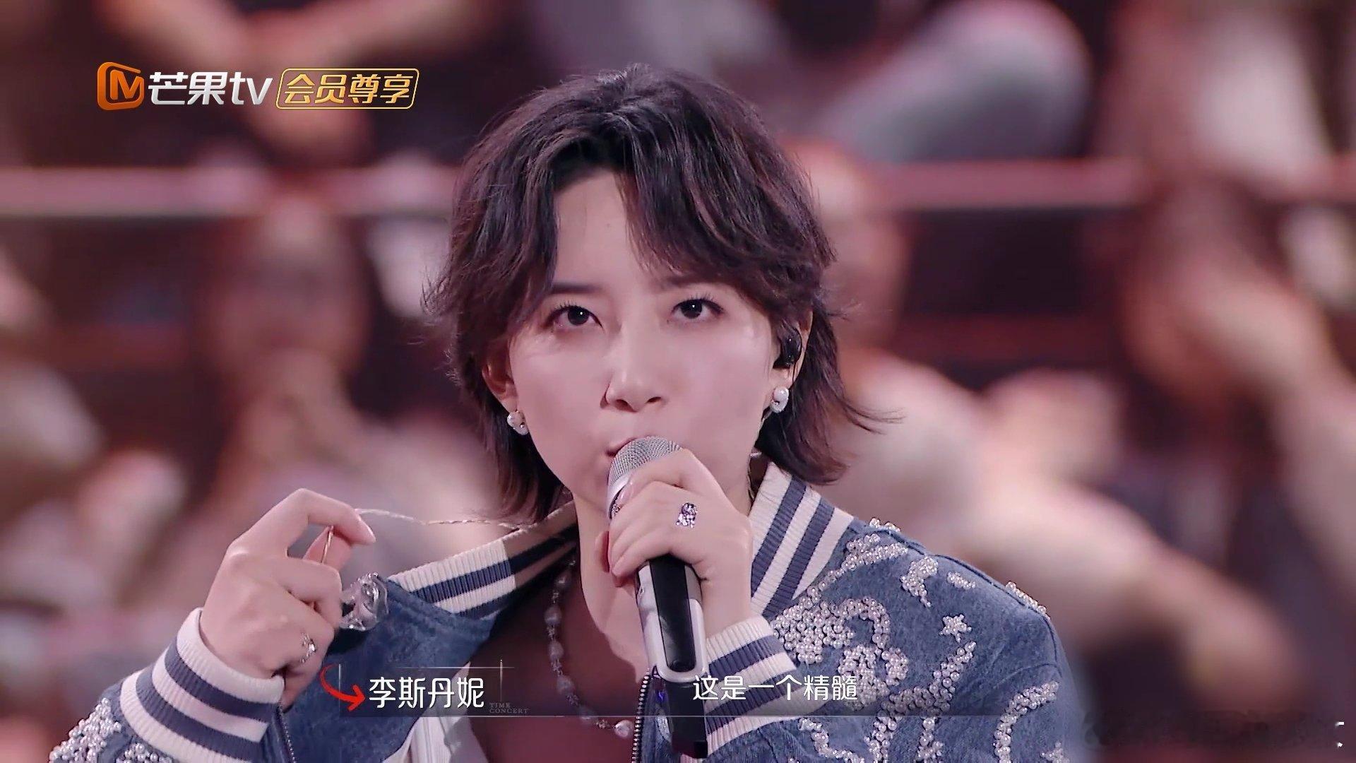#李斯丹妮赢了一段黑历史#  李斯丹妮同曲竞演胜姚政，兑现挑战宣言。模仿快男舞台