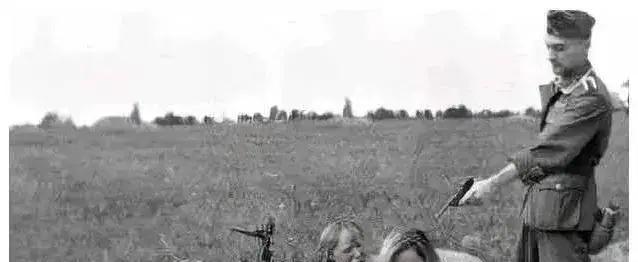 1941年，一受伤的苏联女战士被德军抓捕，惨遭集体玷污。可是，德军不满足，竟然扒