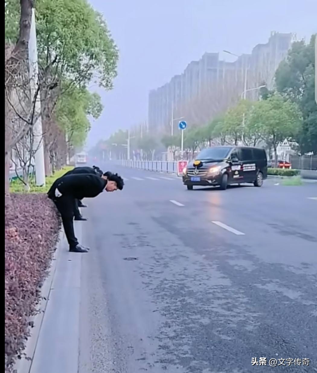 张雪峰曾经发布过一条自问自答的信息，内容如下∶
累么?
累！
不能休息么?
不能