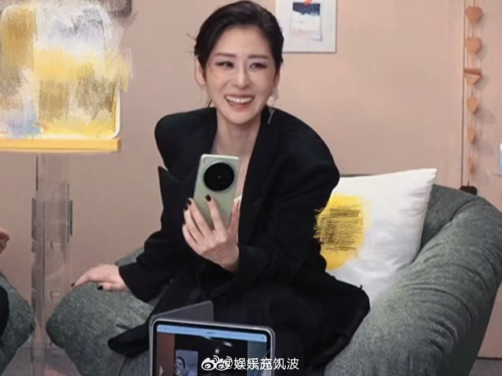 谁给张碧晨化的妆歌手直播歌手2026 舞台风格切换自如，小烟熏妆容打造冷艳气场，
