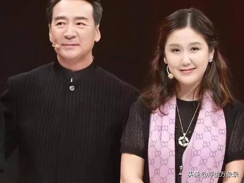 2003年，一段相差25岁的恋情，在娱乐圈掀起了轩然大波。
 
49岁的寇振海，