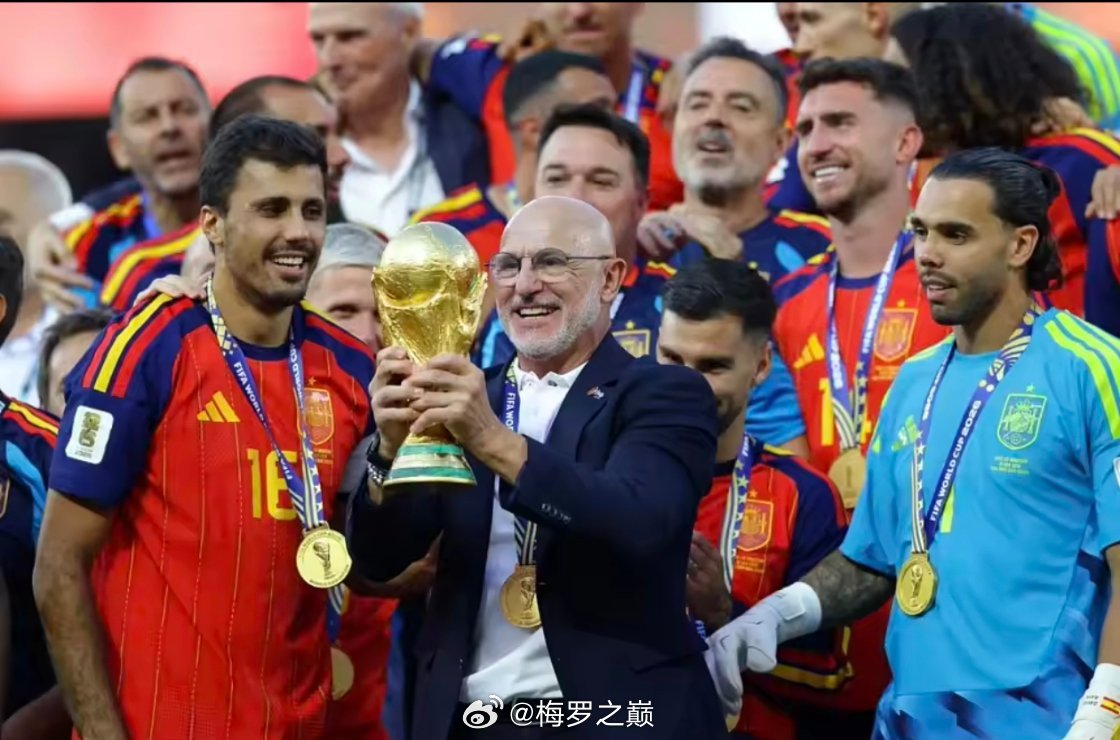 在西班牙国家队夺得世界杯之后，前西班牙国门卡尼扎雷斯在节目中接受采访时赞扬了西班