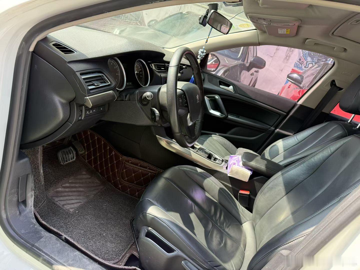 这台有瑕疵的标志408 1.8自然吸气发动机，14万公里，换了左前灯，后盖，左后