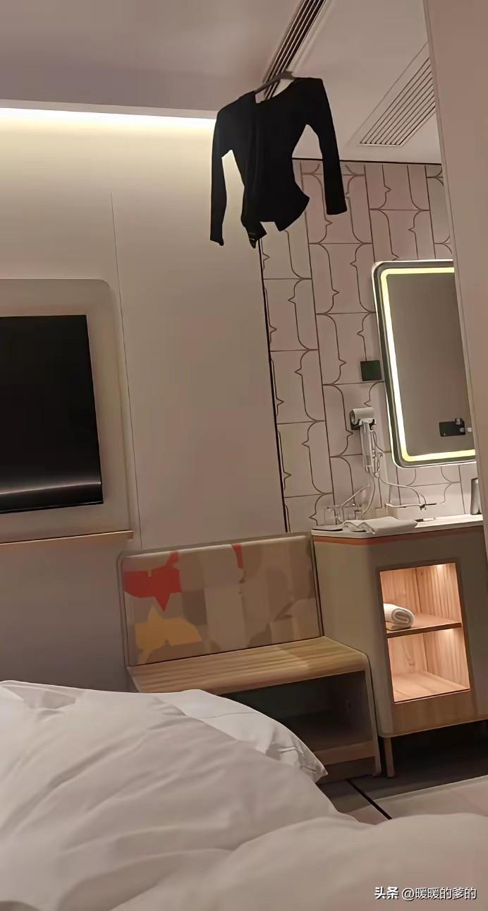 住酒店必备技能
突然发现这里适合晾衣服