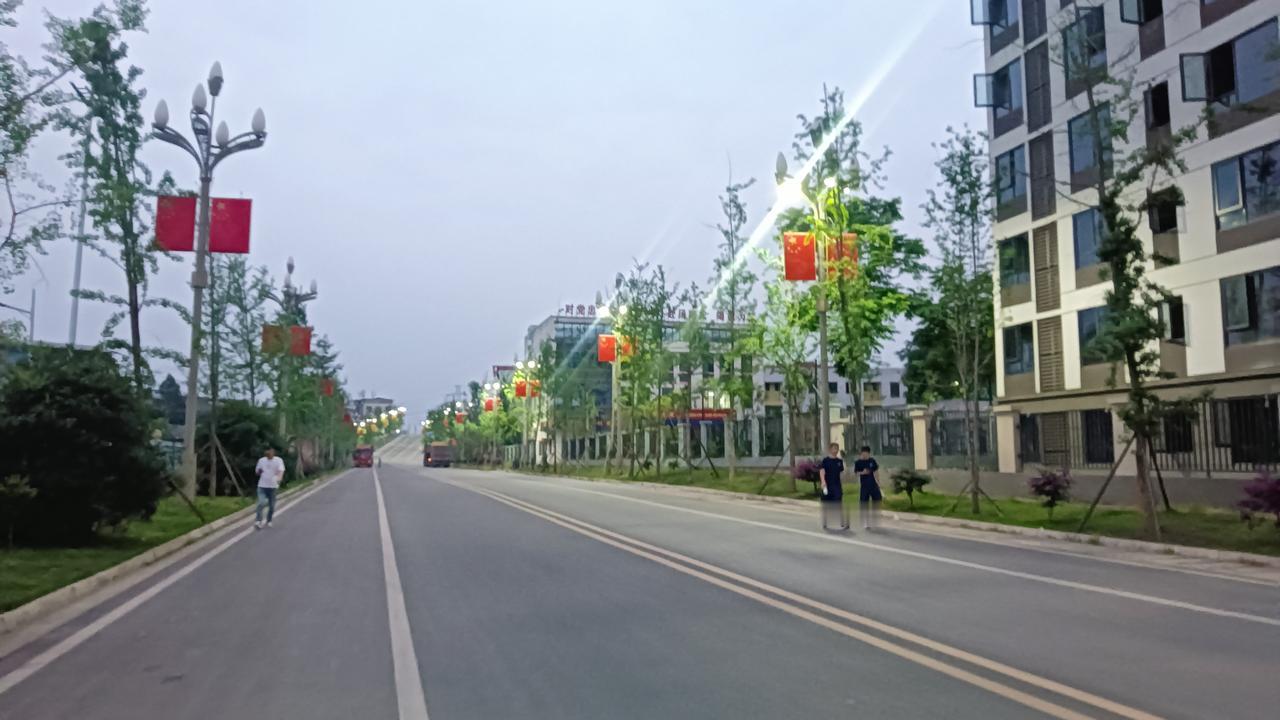 憔悴三春心事，风流一弄金衣
韶光老尽起深思
日长庭院里，徙倚听催归
——宋·赵长