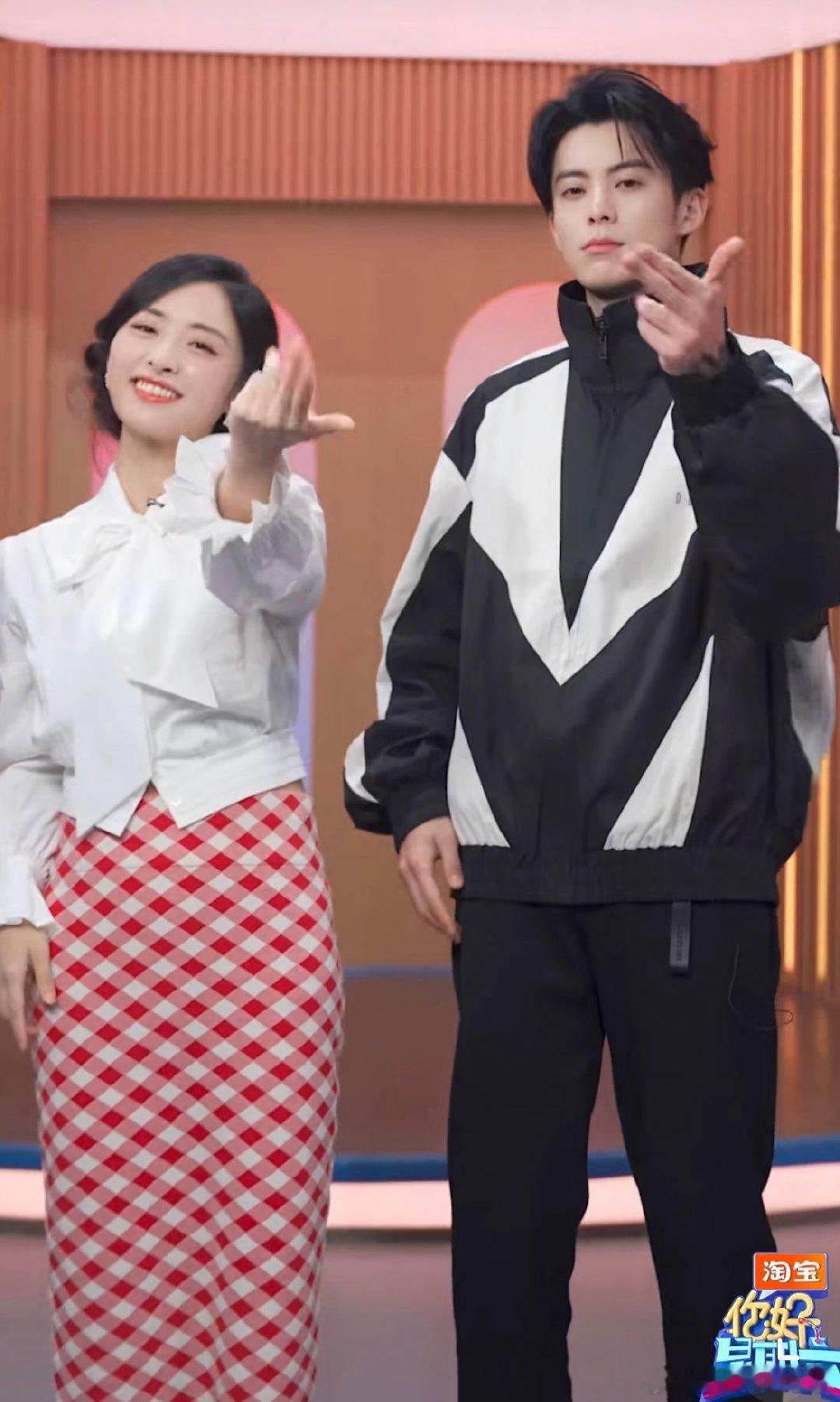 青春暴击！王鹤棣沈月同框跳手势舞，同步率超高还自带甜妹酷哥 buff，棣棣中途调