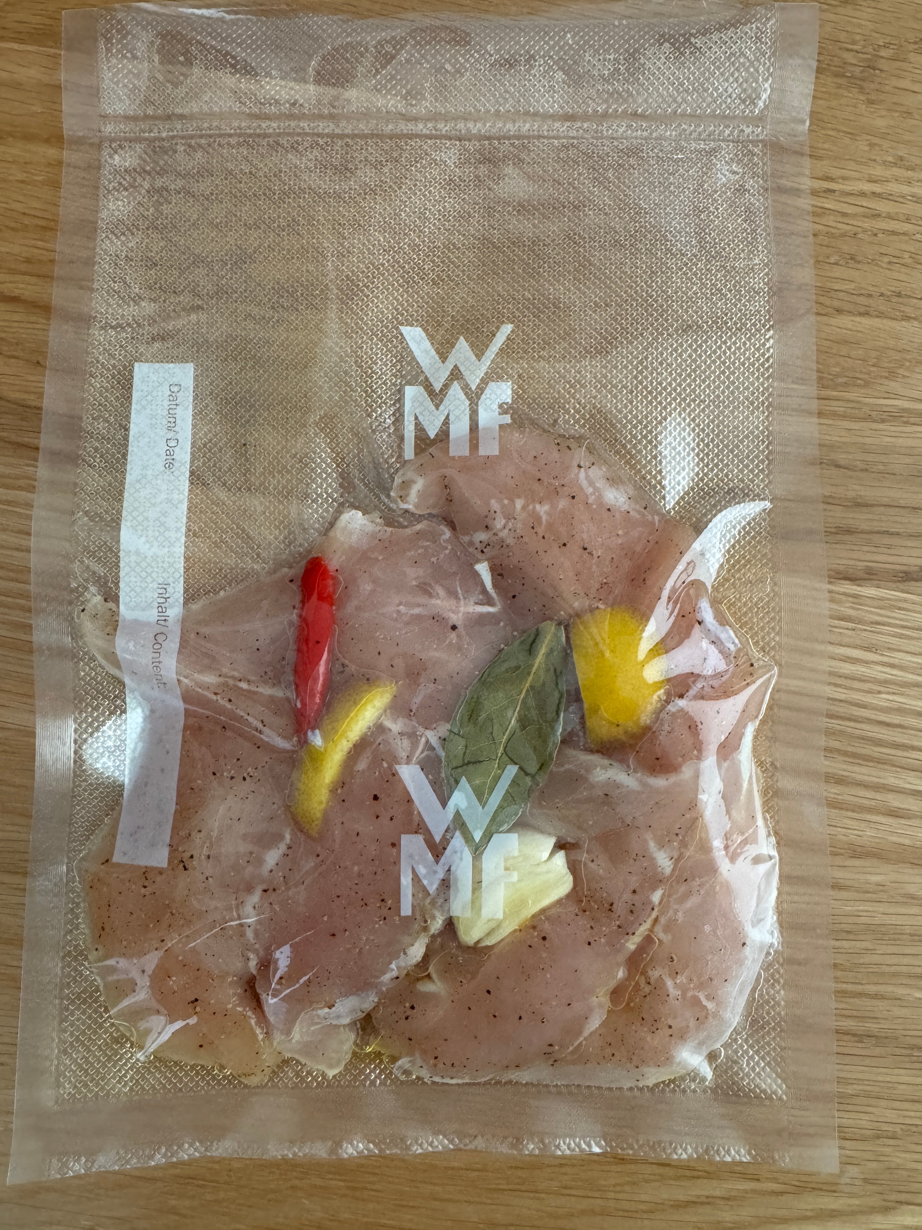 60度低温熟成鸡胸肉，蛮好玩的。做出来的鸡肉很嫩，简单调味找些家里有的水果拌了一